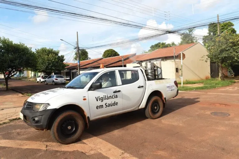 Fumacê reforça combate ao mosquito da dengue em quatro bairros de Campo Grande.
